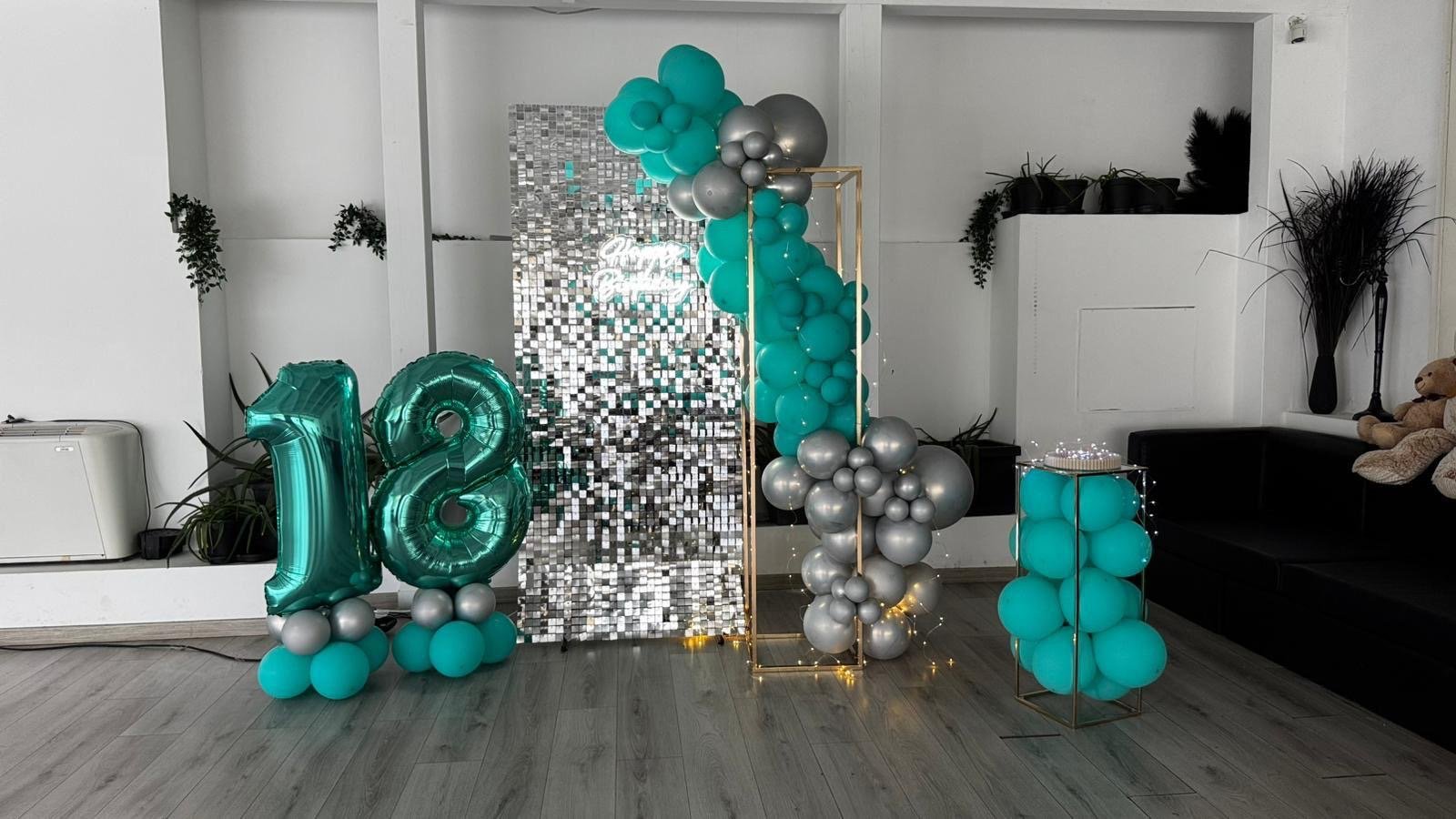 18esimo compleanno con palloncini teal e argento, parete paillettes argentata e numeri foil 18