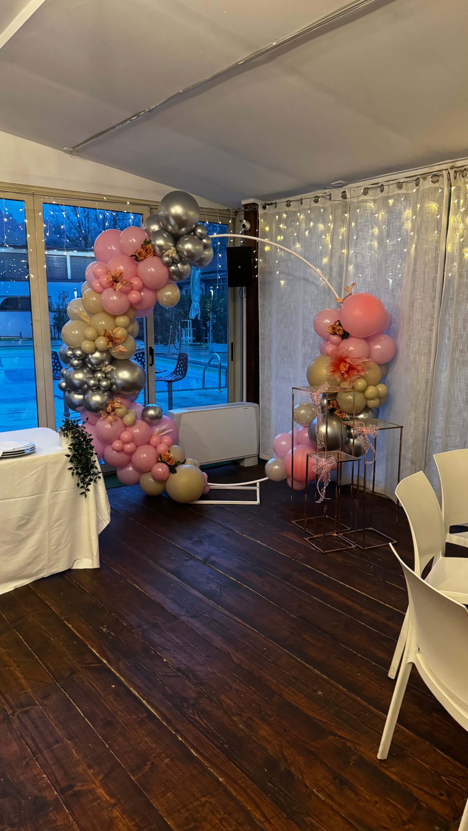 Arco circolare con palloncini rosa, argento e crema con lucine e stand dorati